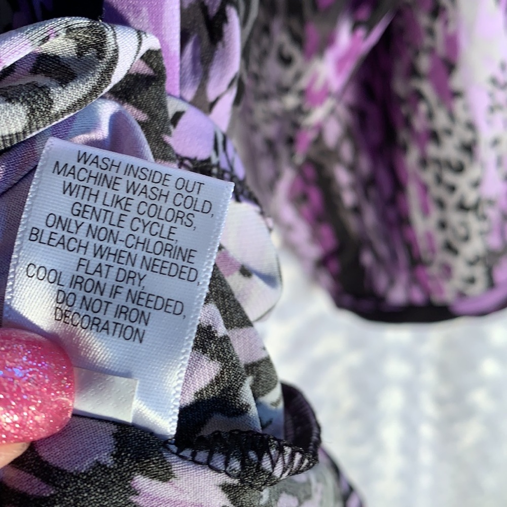 Easy care gold color buttons on V Neck - Picture 4 of 5